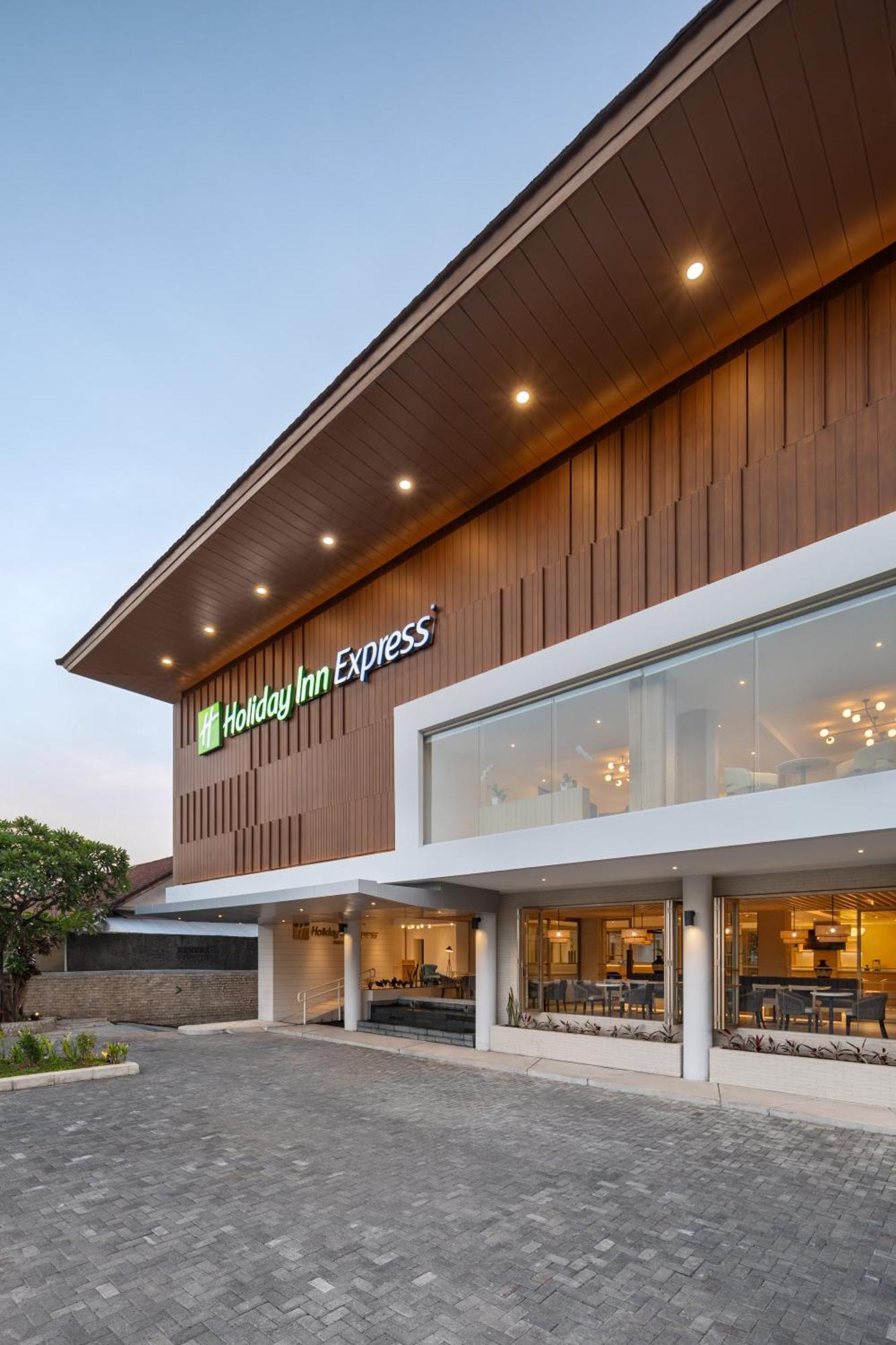 Holiday Inn Express Bali Sunset Road By Ihg Кута Екстериор снимка