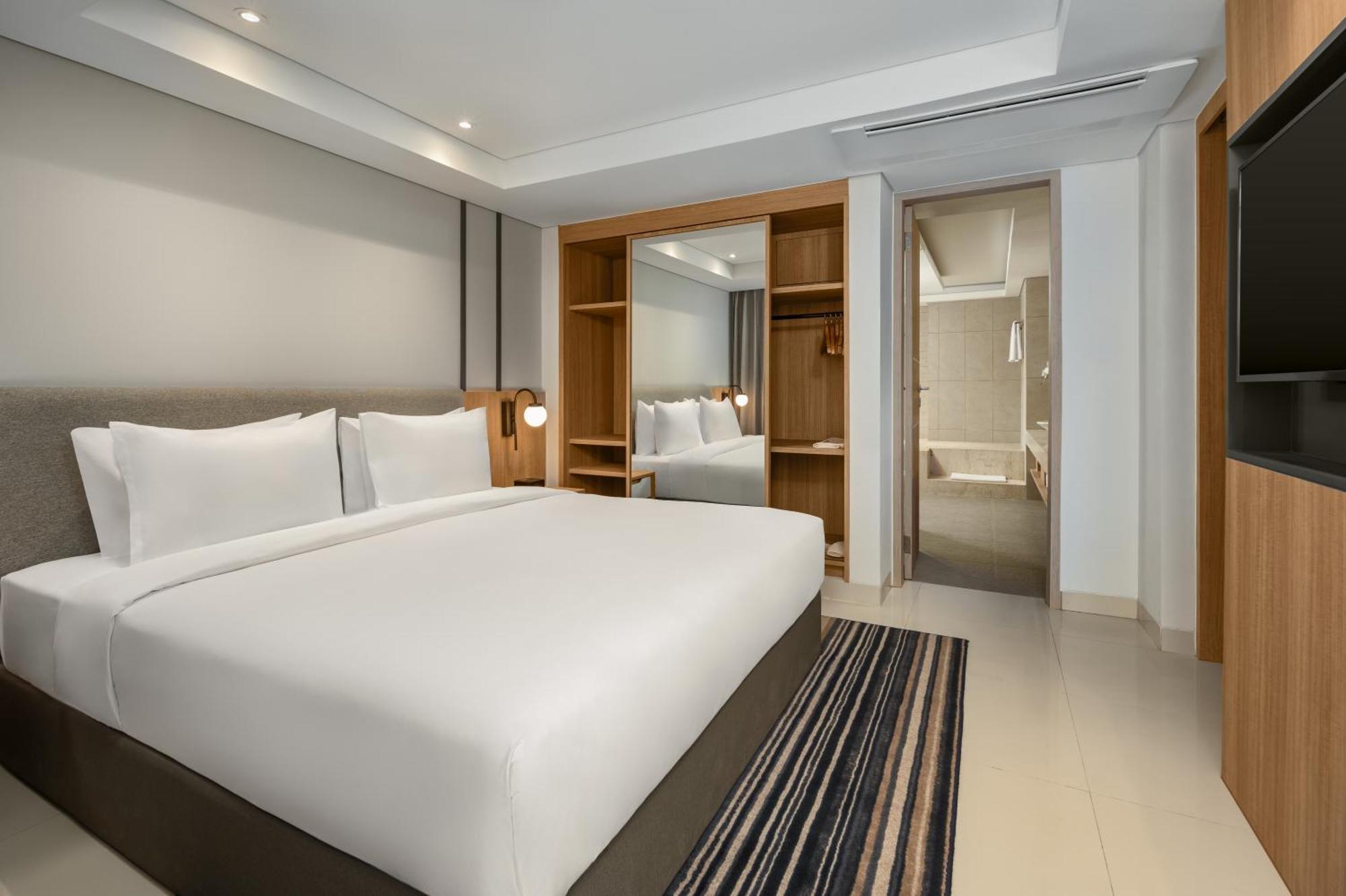 Holiday Inn Express Bali Sunset Road By Ihg Кута Екстериор снимка