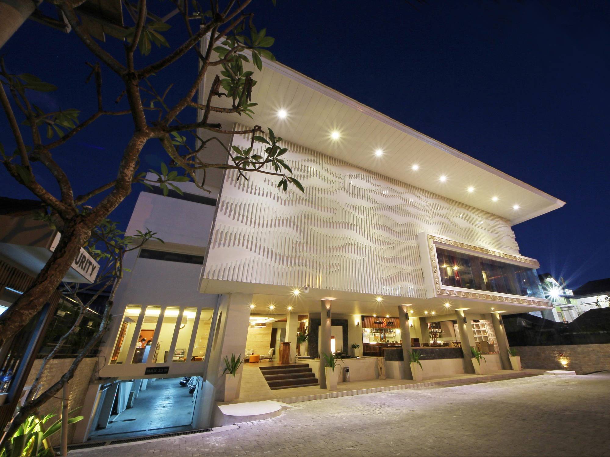 Holiday Inn Express Bali Sunset Road By Ihg Кута Екстериор снимка